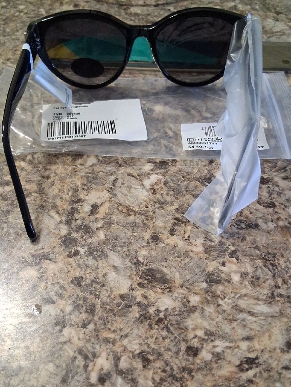 Fossil Black Cat-Eye Sunglasses with Dark Smoke Lenses/ With Twilly - Picture 2 of 3